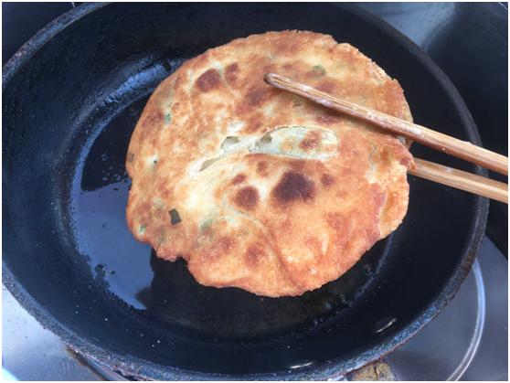 不用排队了！上海阿大葱油饼在家就能做，个个香酥脆，孩子抢着吃