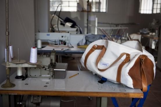 现在的斜挎帆布包还流行吗,还在背水桶包吗