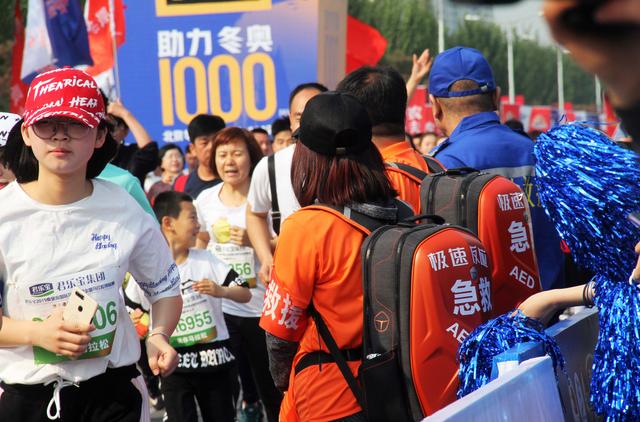 马拉松2万人奔跑,2万高颜值公路赛