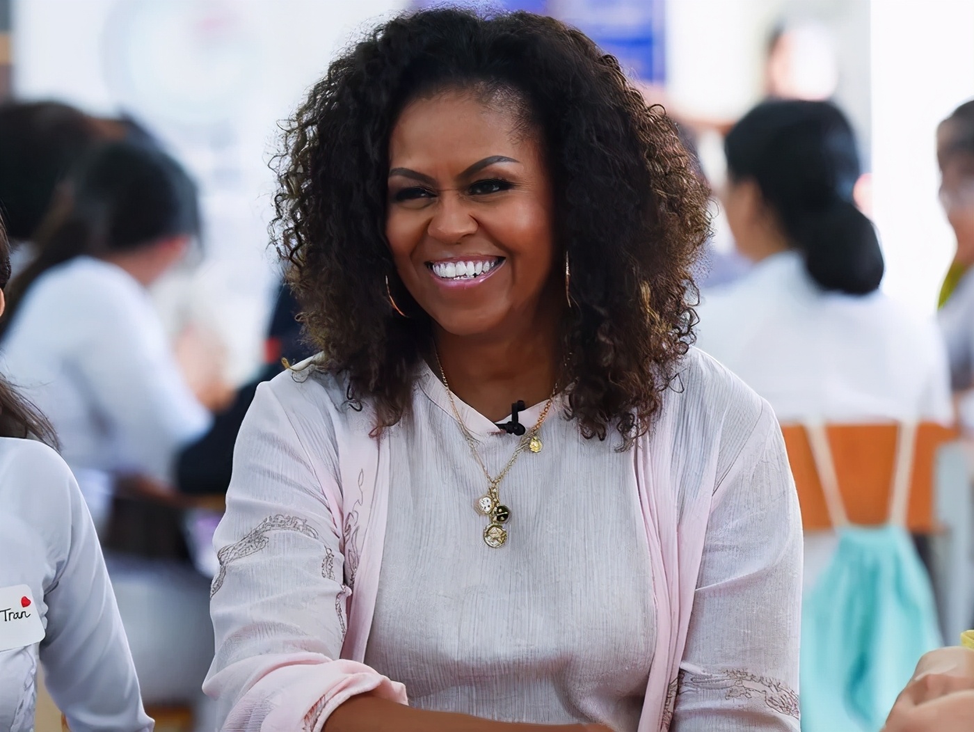 奥巴马不受歧视么,奥巴马在美国得人心吗