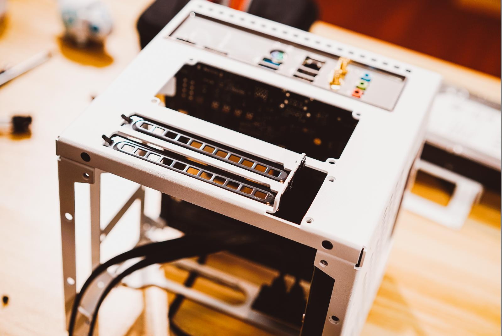 itx装机配置单一小机箱也有大心脏,itx支持3.5寸硬盘