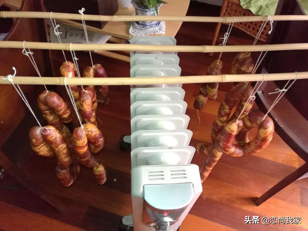 又到腌晒腊肉香肠的季节,又到了灌香肠腌腊肉的季节