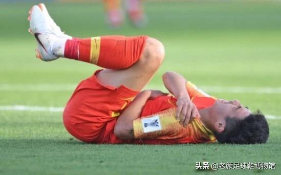 武磊肩伤面对两难选择，学萨拉赫竹篮打水，还是凯撒大帝名垂青史