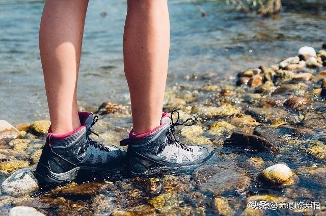 户外登山徒步鞋如何挑选,驴友最爱的三大品牌户外登山鞋