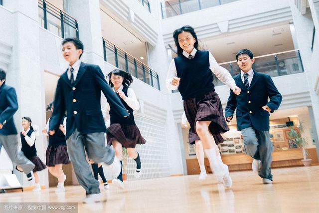 中国高中的校服跟日本校服对比,世界上各国小学校服大比拼