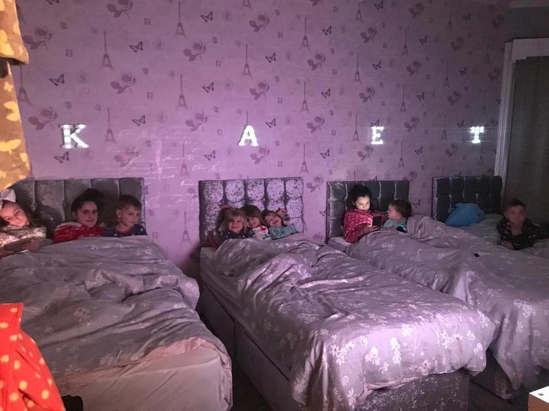 结婚30年生22娃，网友群嘲太窒息了，结果他们的生活却啪啪打脸