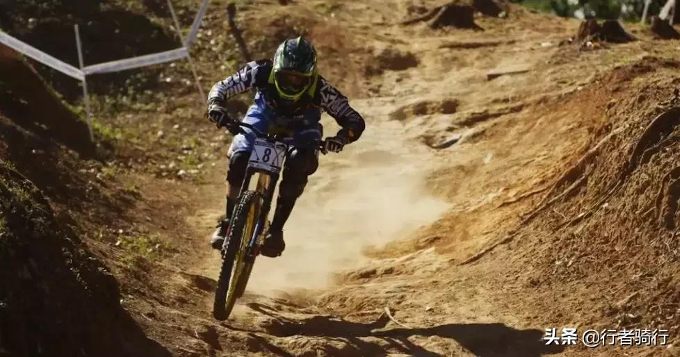 每次这么出去骑车，你不尴尬么！？