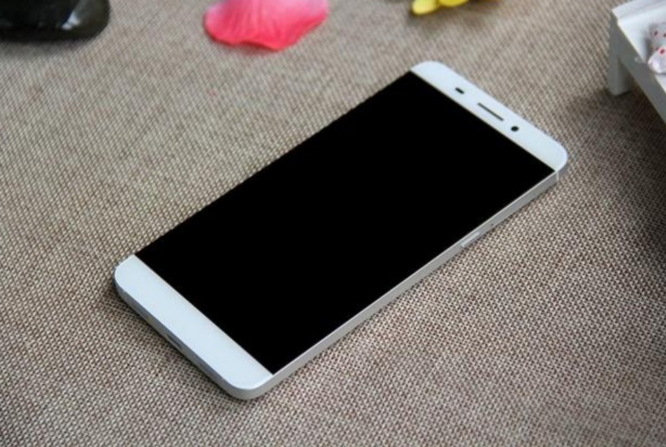 乐视手机沉浮记，三年前就在千元标配快充，比苹果更早取消耳机孔