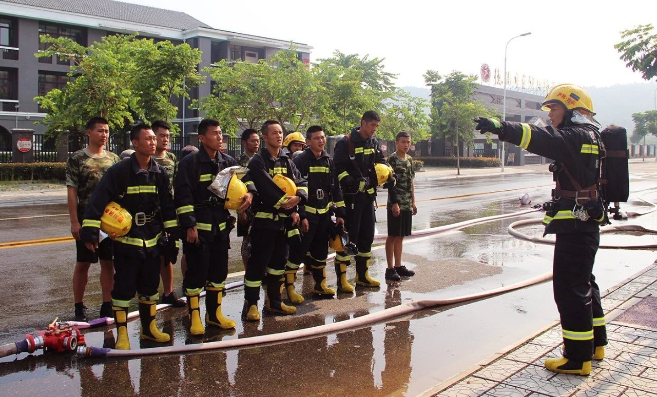 致敬逆行英雄|德阳最帅男团队长陈伟，肩负生命不能承受之重