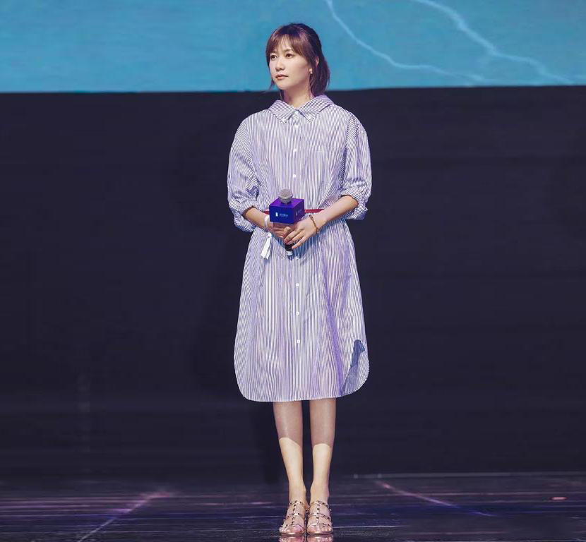 40岁女人穿不显胖的裙子,40岁徐静蕾穿衣搭配