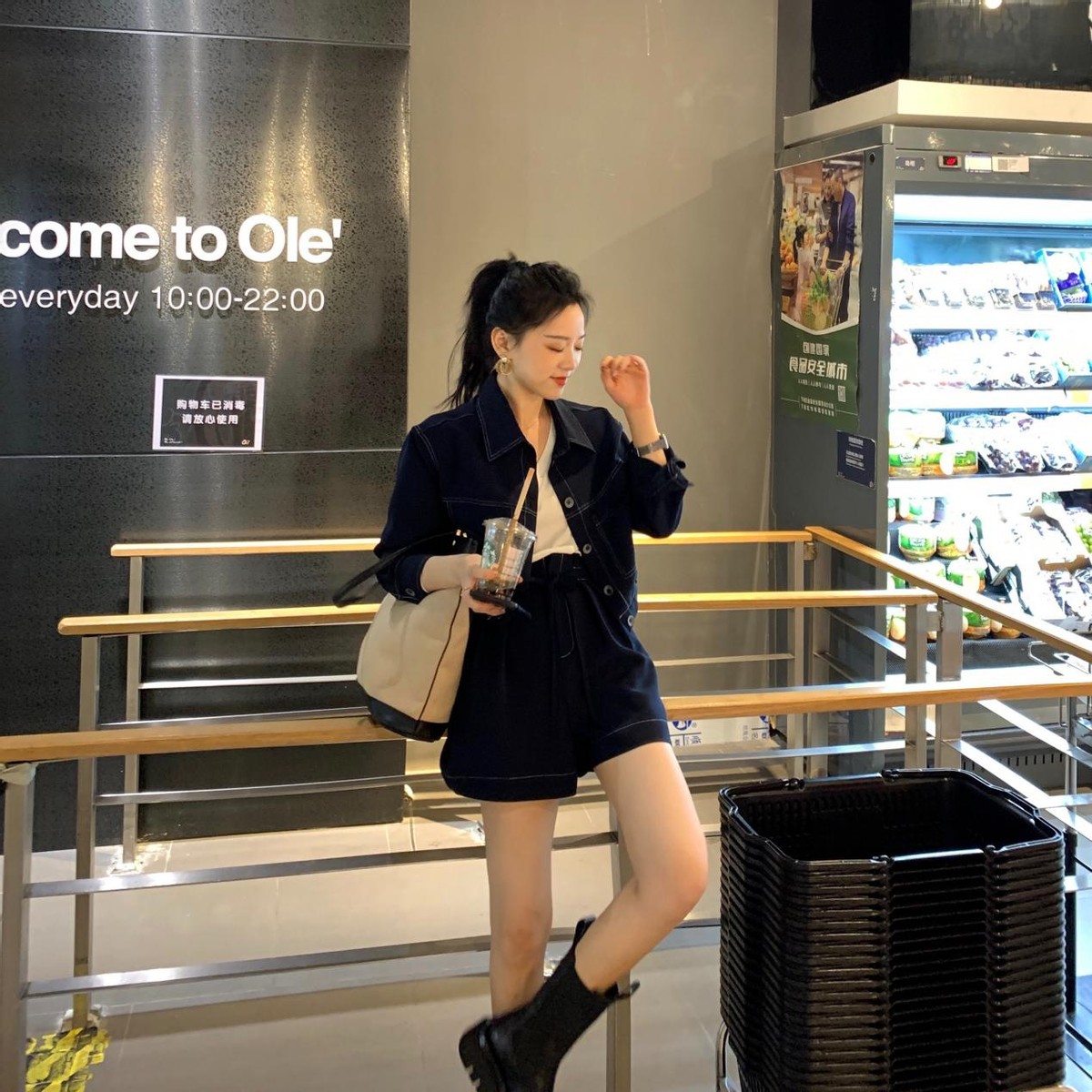 牛仔外套搭配什么内搭跟裤子,牛仔外套搭配裤子怎么穿才好看