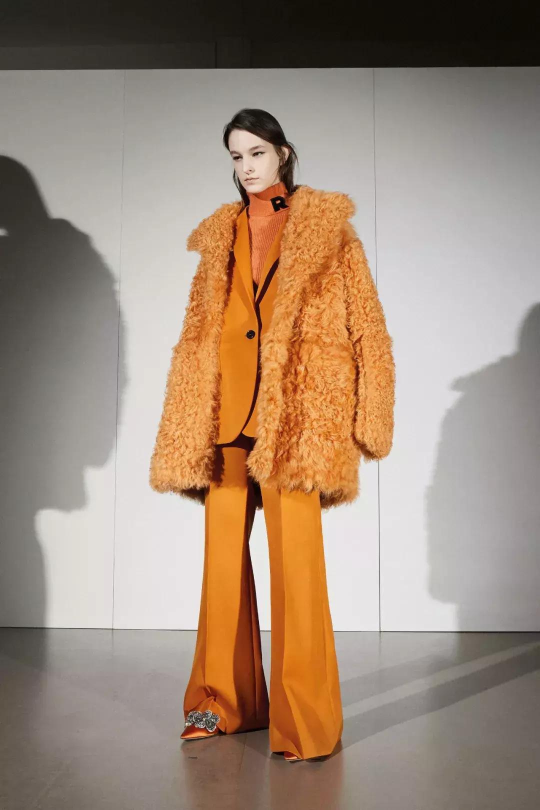 这个冬季时髦精都是这么穿大衣的,时髦的人喜欢这样穿