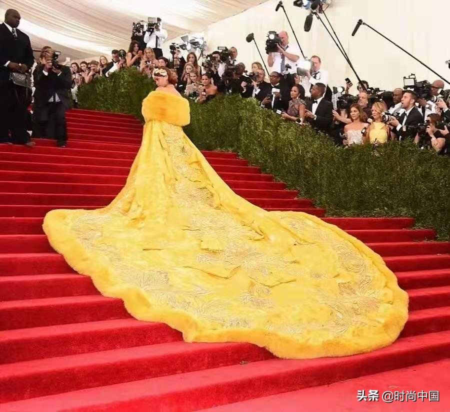 蕾哈娜现身超级碗瞬间,蕾哈娜爆单