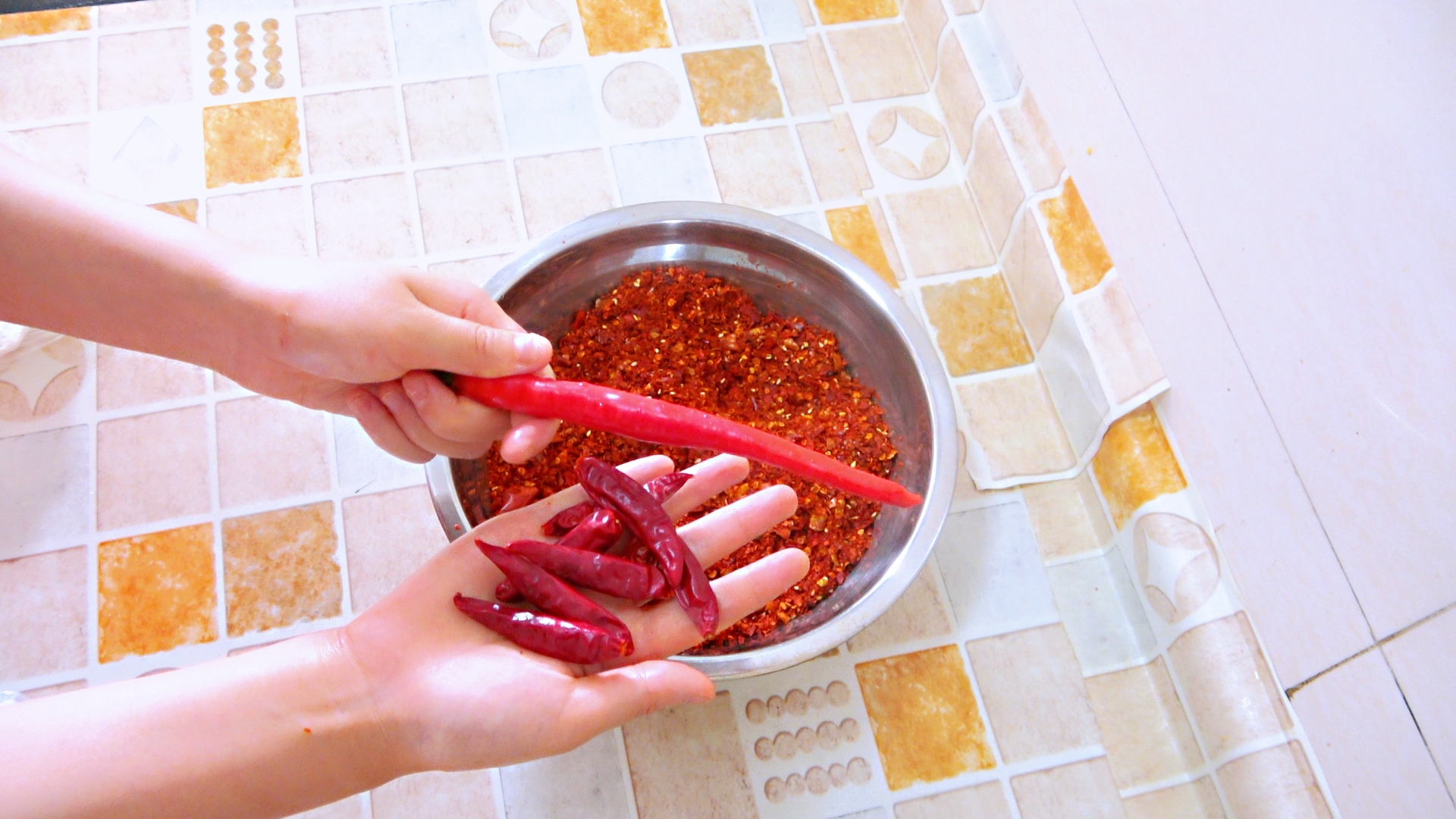 四川自制辣椒油怎么才能又香又辣,四川正宗凉菜辣椒油制作方法