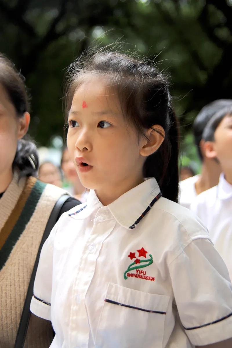 平南中心小学开笔典礼现场,镇宁自治县实验小学开笔典礼