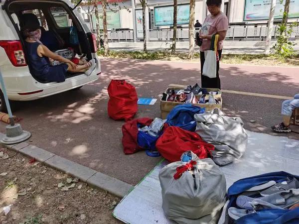 现在摆地摊卖什么最火最赚钱呀,摆地摊到底有多赚钱