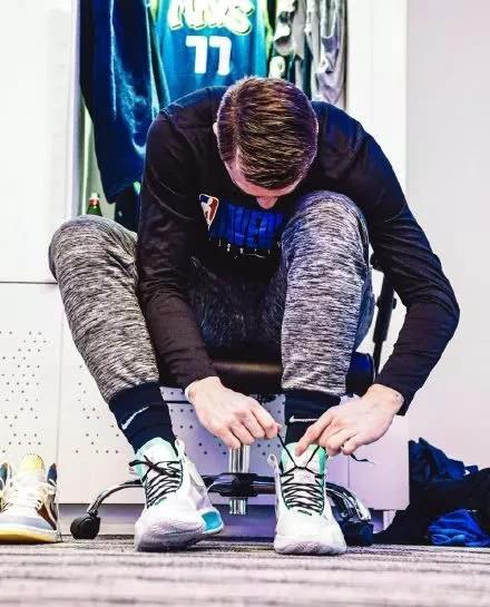 郭艾伦东契奇片段,东契奇穿aj34郭艾伦