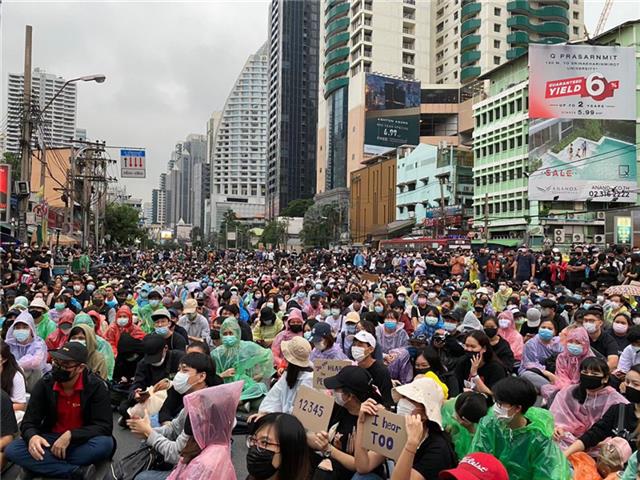 玛哈国王的奢靡生活,泰国国王玛哈和沙特谁有钱