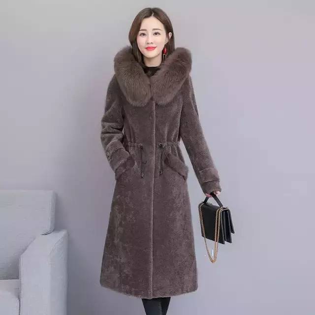 小个子面包服搭配休闲绒牛仔裤,棕色面包服穿什么裤子好看