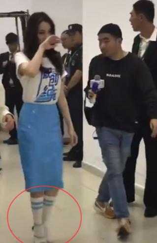迪丽热巴新款袜子,有种时尚叫迪丽热巴的足球袜