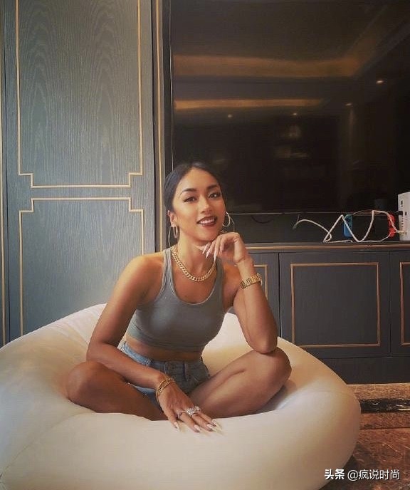 吉克隽逸露脐装写真,吉克隽逸吊带裙高清图片