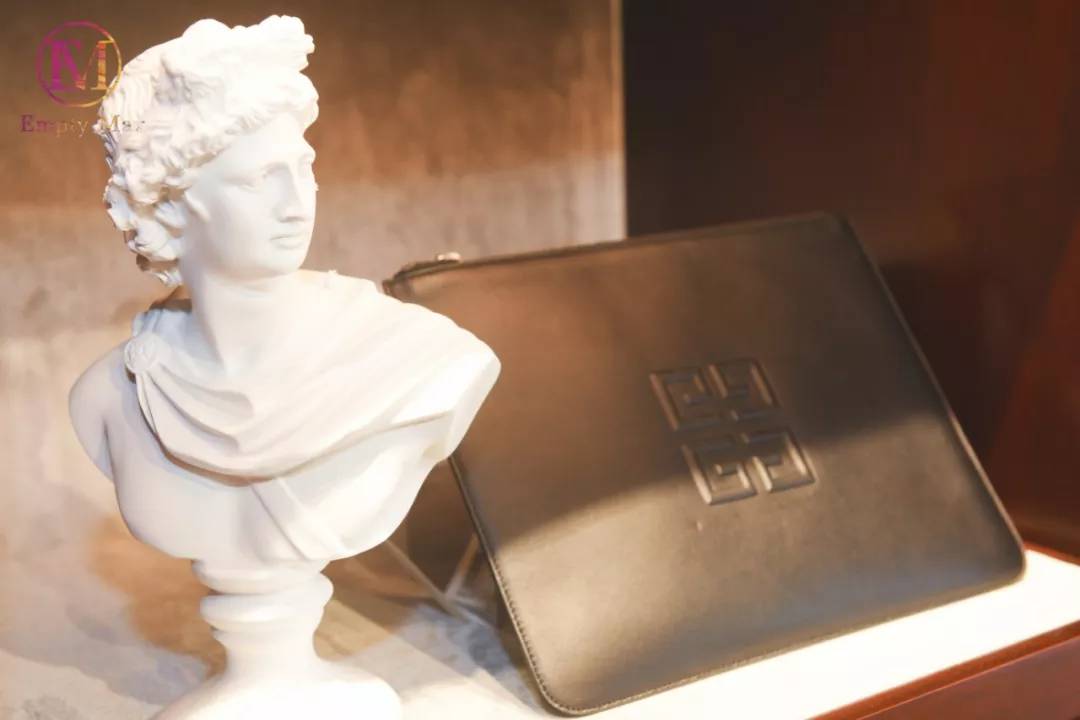 成都“时尚大咖”请注意!这里有个超低价大牌库喊你来爆仓