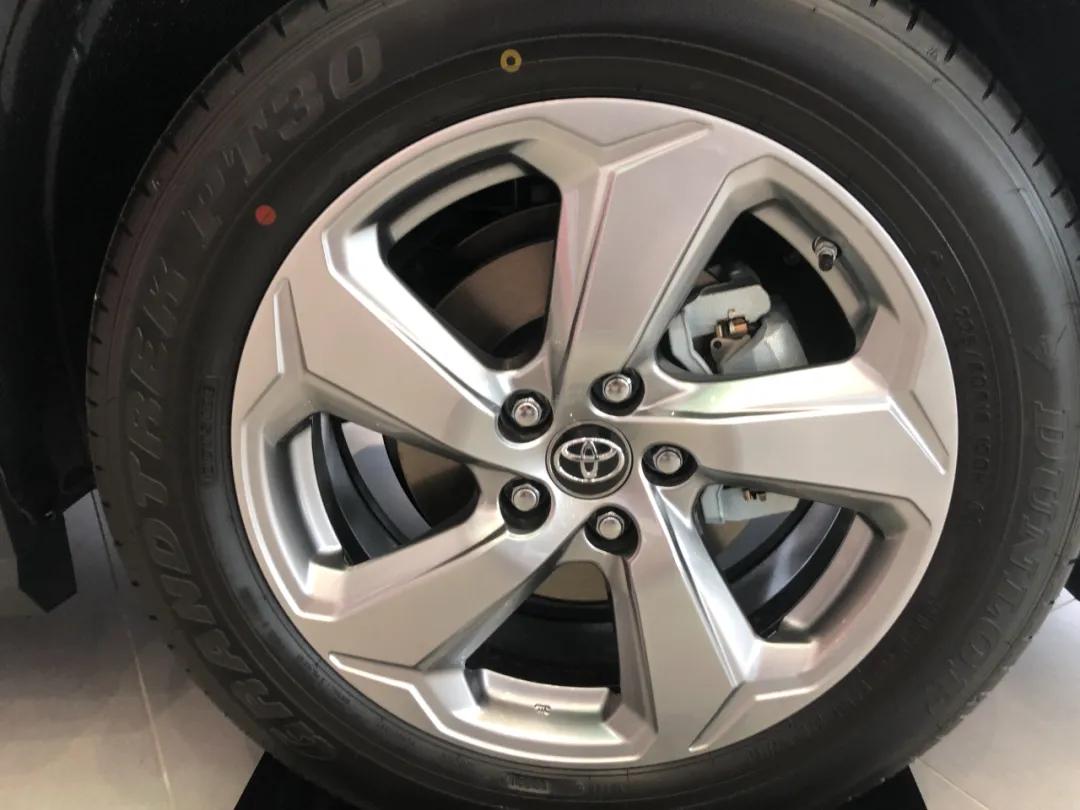 探店丨动力肉，内饰老，丰田荣放凭啥销量这么好？