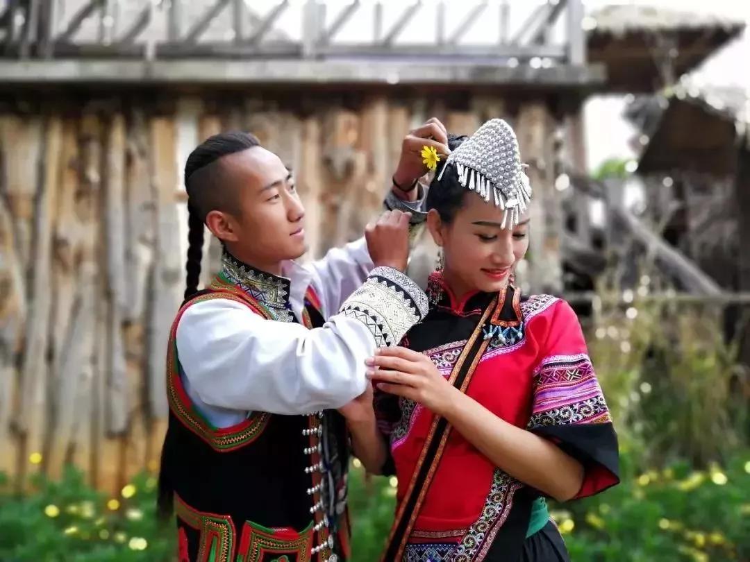 云南少数民族服饰图片,最好看的云南民族服饰