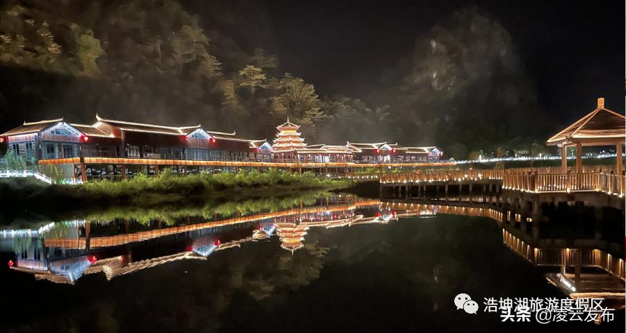 在国家4*级A**景区举行婚礼是一种怎样的体验？浩坤湖景区户外婚礼|让爱回归自然~