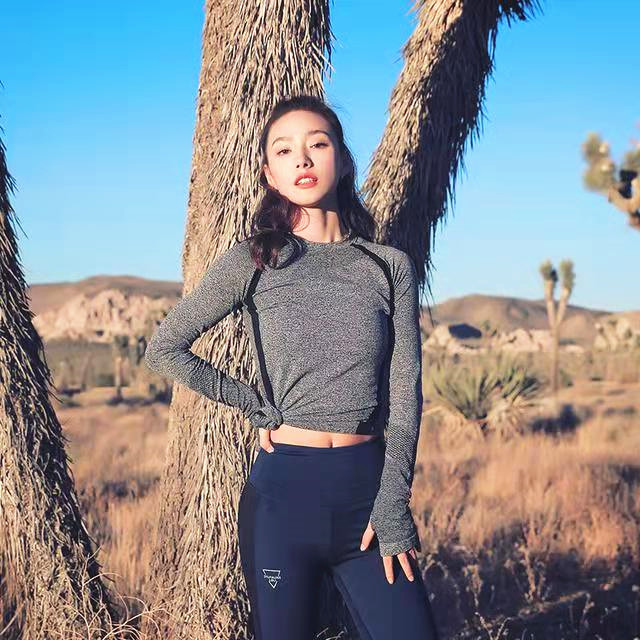 时尚耐穿的瑜伽裤穿搭尽显可爱,黑色的瑜伽裤搭配显瘦显活力