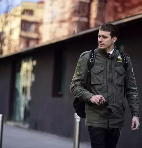 今天余文乐老师要为你们上一堂军装搭配课，答应我要好好学习哟！