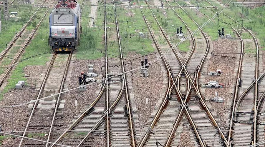 郑州的高架桥上看火车，铁龙慢游咣~咣~铛~铛