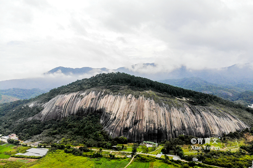 广东肇庆有块大斑石，有80个足球场大小，被誉为天下第一石