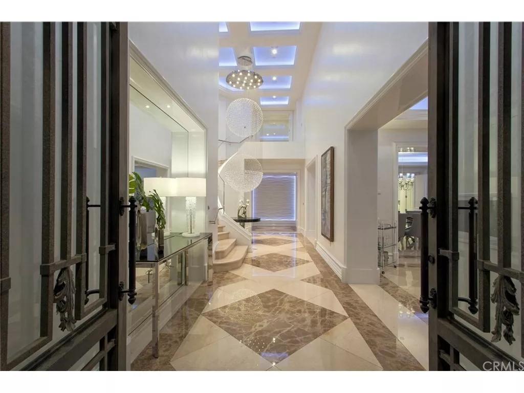 开车进故宫空姐被扒！溥仪都要买票，特朗普也须步行，你凭啥？