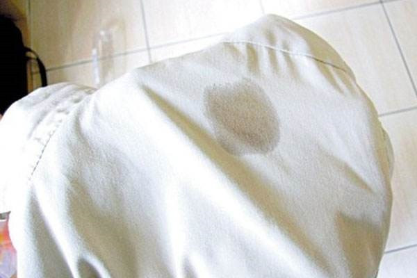 衣服上不小心沾了食用油或者签字笔油，用什么办法可以快速清除？