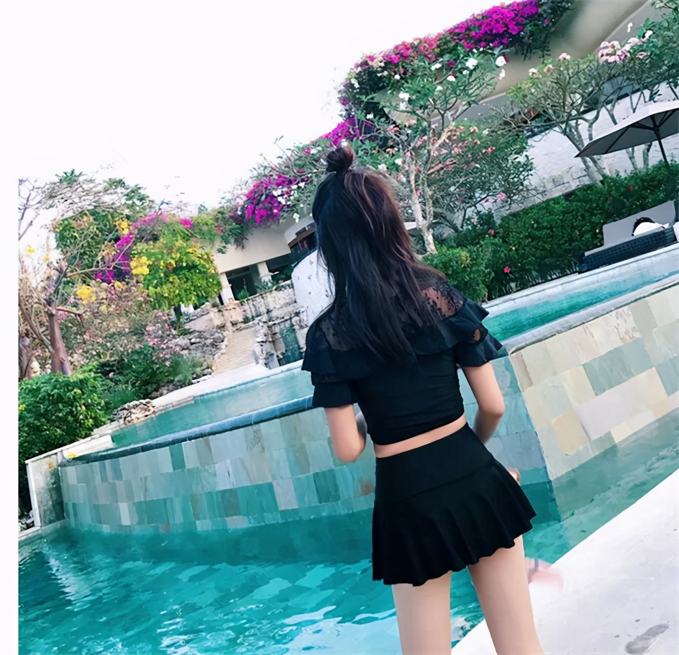 小姐姐真不害羞？穿黑色泳装玩街拍，尽秀完美身材