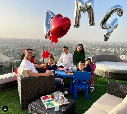 美翻了c罗女友异域风情装抢镜,c罗前女友穿绿色泳衣