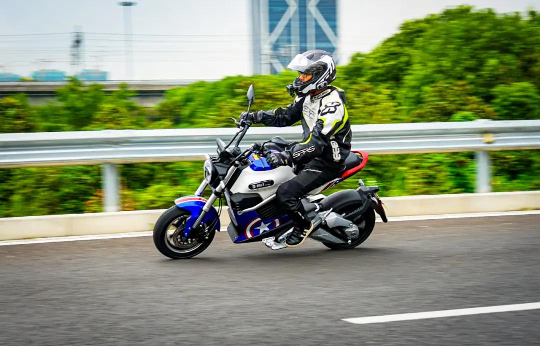 黑科技的电摩MIKUSuper：汽车级锂电双芯双动力指纹解锁