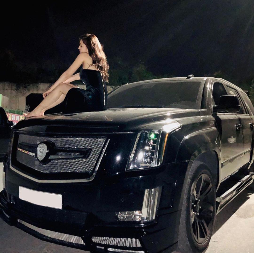 Lisa密友开豪车引争议！又纯又欲的“国民女友”有什么好酸的？