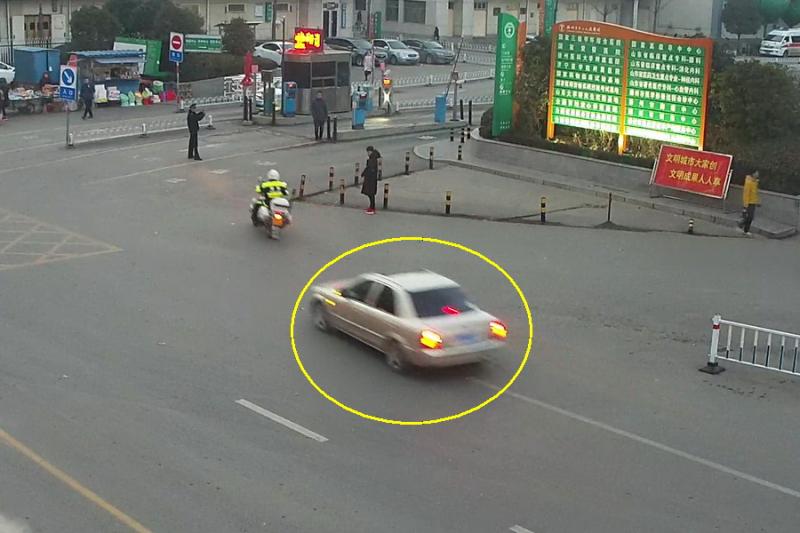 男孩误食老鼠药交警救援,男童误服农药交警开辟生命通道