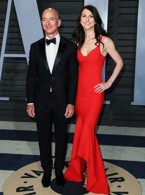 50岁带3娃还成功收服世界首富，她才不是傻白甜，手段高过邓文迪