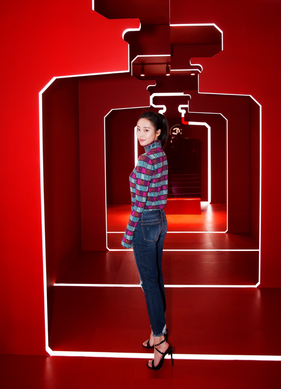 泰国版“杨幂”好性感！穿“深V裤”大秀腹肌，这身材真是爱了