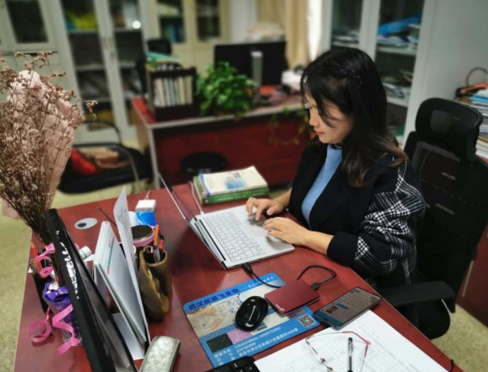 教师兼职做微商违法吗,老师做微商引争议被开除