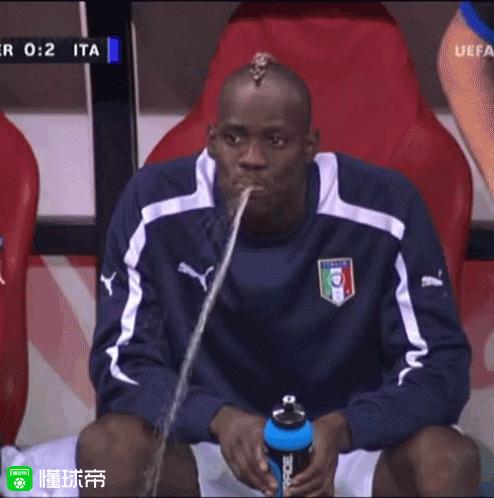 “吐出来”还是“咽下去”？关于足球和口水的那些事