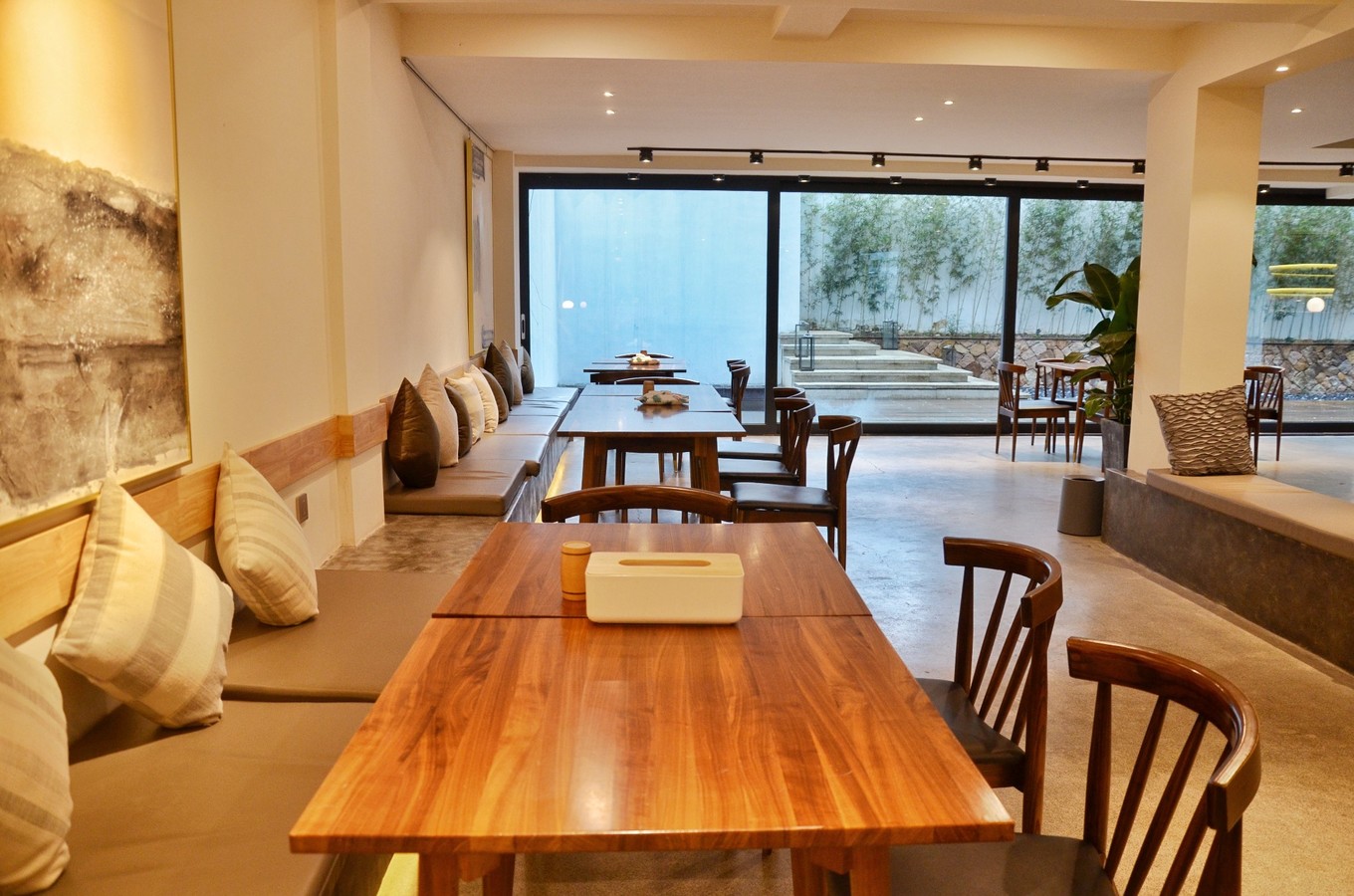 一座白楼，青山环绕，云卷雾舒～享受在莫干山野的娴静自由