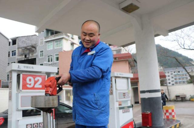 加油站员工每月工资一万多咋回事,加油站员工一个月多少钱