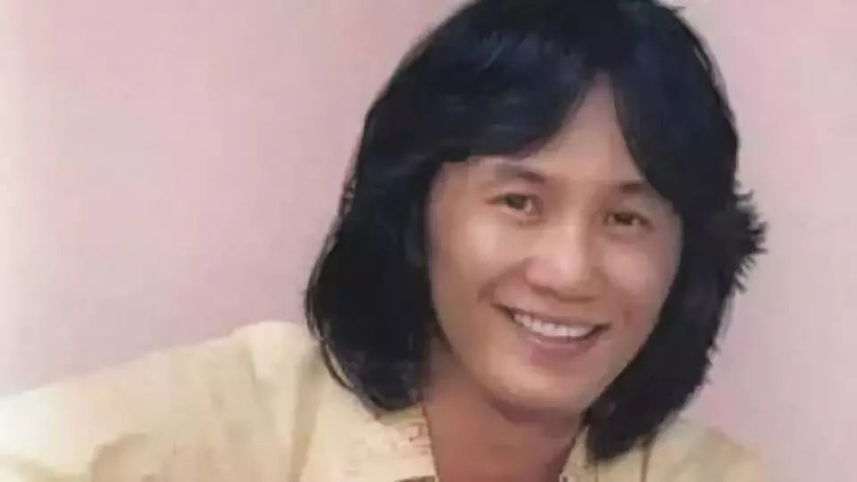 他是谭咏麟的偶像，爱穿豹纹叱咤歌坛50年，66岁重出江湖