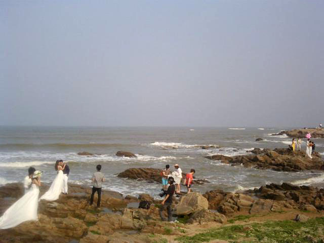 一轮骄阳升日照，二夜美梦伴海涛，三天渔家海鲜饱朋友同行欢笑多