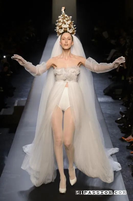 那英、卡戴珊的后腰上,为什么都有两根红绳?