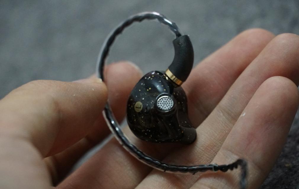 摧毁100元以下所有耳机年度*弹核**级白菜!138元最酷的类定制耳机